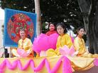 Published on 2/17/2003 图片：参加美西法会的大法弟子举行新闻发布会呼吁营救李祥春并游行洪法
