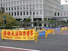 Published on 2/17/2003 图片：参加美西法会的大法弟子举行新闻发布会呼吁营救李祥春并游行洪法
