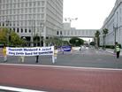 Published on 2/17/2003 图片：参加美西法会的大法弟子举行新闻发布会呼吁营救李祥春并游行洪法
