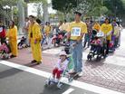 Published on 2/17/2003 图片：参加美西法会的大法弟子举行新闻发布会呼吁营救李祥春并游行洪法
