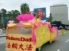 Published on 2/17/2003 图片：参加美西法会的大法弟子举行新闻发布会呼吁营救李祥春并游行洪法
