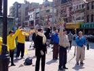 Published on 4/23/2003 图片报道：纽约法会期间大法弟子集体炼功和游行
