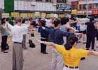 Published on 8/20/2000 进入八月份以来，每个星期六上午来自纽约和新泽西的大法学员都在位于曼哈顿中国城的"中国广场"举办弘法及向世人讲明真相的活动。