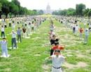 Published on 7/28/2000 世界日报：720镇压周年法轮功学员国会山庄前大炼功