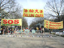 Published on 4/20/2002 在离江所住的宾馆不远的广场上学员们72小时悼念被迫害致死的同修并持续发正念清除邪恶。