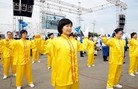 Published on 10/6/2011 法轮功,韩国法轮功团体在国际大赛活动中受欢迎（图） - 法轮大法明慧网
