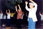 Published on 4/19/2004 历史图片集：法轮大法在武汉
(95年学员晚上在中山公园集体炼功)
