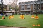 Published on 8/29/2003 新南威尔士大学大法弟子在国际周上功法演示
