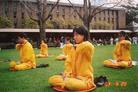 Published on 8/29/2003 新南威尔士大学大法弟子在国际周上功法演示
