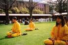 Published on 8/29/2003 新南威尔士大学大法弟子在国际周上功法演示
