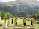 Published on 4/29/2009 亚特兰大法轮功学员石头山征签讲真相（图）