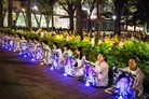 Published on 7/22/2013 法轮功,七二零烛光夜悼　高雄民众签名声援反迫害
