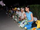 Published on 7/23/2005 7·20前夜　多伦多中领馆前法轮功学员悼念同修（图）