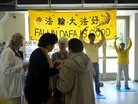 法轮大法明慧网 - 爱沙尼亚民众：你们在这里，我们很高兴（图）