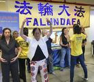 Published on 9/15/2017 法轮功,纽约素食节　人们踊跃学习法轮功 【明慧网】