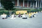Published on 5/17/2002 台北国父纪念馆假日洪法记(图)