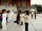 Published on 6/12/2006 让更多的人知道法轮大法的美好（图）
