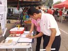 Published on 7/14/2008 马来西亚法轮功学员夜市讲真相（图）