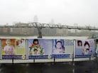 Published on 7/28/2005 法轮功,纷纷来看展板、听解说，了解真象的人们