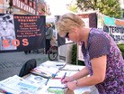 Published on 10/4/2011 法轮功,德国昆巴赫市学员揭露迫害　民众支持（图） - 法轮大法明慧网
