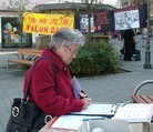 Published on 11/1/2011 法轮功,德国昆巴赫民众关注法轮功真相（图） - 法轮大法明慧网
