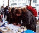Published on 11/16/2011 法轮功,德国弗莱堡市信息日 讲真相反迫害（图） - 法轮大法明慧网
