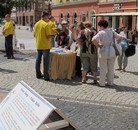 Published on 7/14/2011 法轮功,波兰弗罗茨瓦夫市的征签反迫害活动（图） - 法轮大法明慧网
