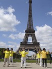 Published on 7/27/2011 法轮功,巴黎埃菲尔铁塔前揭露中共迫害（图） - 法轮大法明慧网
