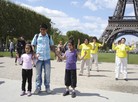 Published on 7/27/2011 法轮功,巴黎埃菲尔铁塔前揭露中共迫害（图） - 法轮大法明慧网

