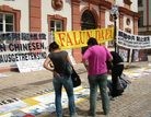 Published on 8/14/2011 法轮功,瓦格纳歌剧节期间传真相（图） - 法轮大法明慧网
