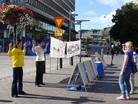Published on 9/11/2011 法轮功,芬兰学员在首都火车站举行讲真相活动（图） - 法轮大法明慧网
