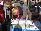 Published on 9/11/2011 法轮功,芬兰学员在首都火车站举行讲真相活动（图） - 法轮大法明慧网
