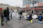 Published on 1/27/2012 法轮功,“我就是来签名反对邪恶的”(图) - 法轮大法明慧网
