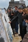 Published on 4/24/2012 法轮功,巴黎学员纪念四二五　各方游人听真相（图） - 法轮大法明慧网
