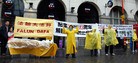Published on 4/30/2012 法轮功,伦敦市中心讲真相　民众支持制止迫害（图） - 法轮大法明慧网
