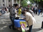 Published on 6/11/2012 法轮功,他们在伦敦圣马丁广场走近法轮功（图） - 法轮大法明慧网
