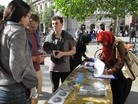 Published on 6/11/2012 法轮功,他们在伦敦圣马丁广场走近法轮功（图） - 法轮大法明慧网
