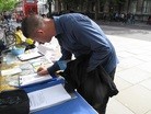 Published on 6/11/2012 法轮功,他们在伦敦圣马丁广场走近法轮功（图） - 法轮大法明慧网
