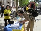 Published on 6/11/2012 法轮功,他们在伦敦圣马丁广场走近法轮功（图） - 法轮大法明慧网
