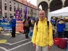 Published on 11/8/2016 法轮功,慕尼黑奥登广场的集体炼功 【明慧网】