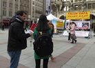 Published on 11/9/2016 法轮功,欧洲学员在慕尼黑讲真相　感动华人游客 【明慧网】