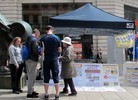 Published on 5/31/2016 法轮功,户外炼功 功法祥和吸引北英格兰人 【明慧网】
