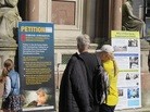 Published on 7/6/2016 法轮功,英国布莱顿街头征签　法轮功获民众支持 【明慧网】
