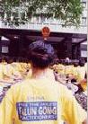 Published on 6/16/2001 一百六十名大法弟子在政府合署门前发正念除恶