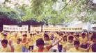 Published on 6/16/2001 一百六十名大法弟子在政府合署门前发正念除恶
