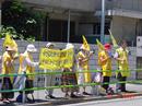 Published on 7/13/2001 图片新闻：日本法轮功学员坚持在中国驻日本大使馆前和平请愿
