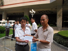 Published on 9/21/2006 抗议罪犯薄熙来　澳门法轮功学员向中联办递信（图）