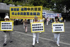 Published on 9/26/2006 香港学员游行至新加坡领馆递信　促撤诉勿做中共帮凶（图）