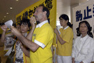 Published on 9/26/2006 香港学员游行至新加坡领馆递信　促撤诉勿做中共帮凶（图）
