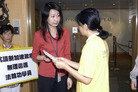 Published on 9/26/2006 香港学员游行至新加坡领馆递信　促撤诉勿做中共帮凶（图）